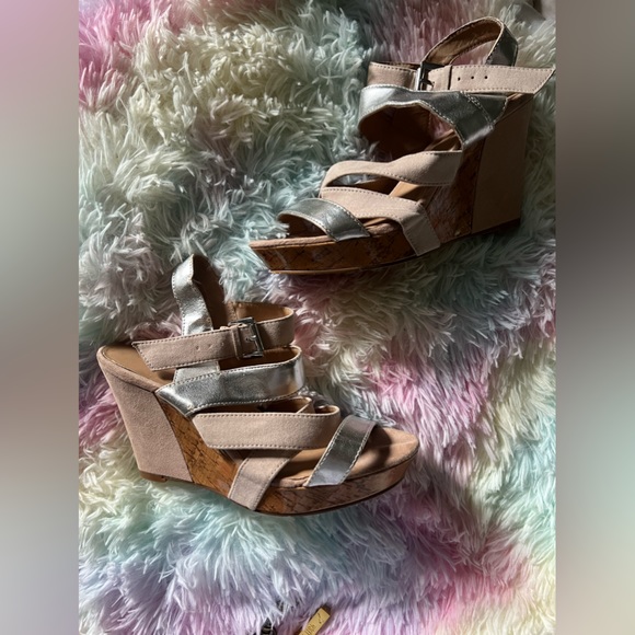 Shoe Dazzle Frank Wedges - Picture 4 of 7